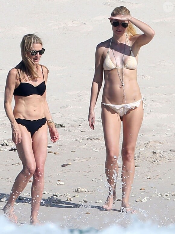 Exclusif - Gwyneth Paltrow en vacances sur la plage de Cabo San Lucas au Mexique le 17 janvier 2015. Gwyneth est avec son amie Crystal Lourd qui va fêter son anniversaire.  