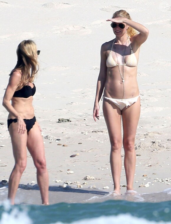 Exclusif - Gwyneth Paltrow en vacances sur la plage de Cabo San Lucas au Mexique le 17 janvier 2015. Gwyneth est avec son amie Crystal Lourd qui va fêter son anniversaire. 
