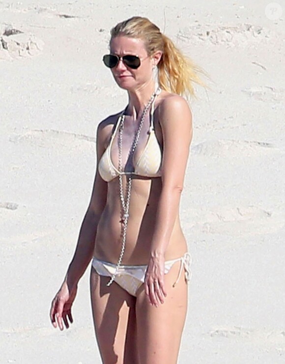 Exclusif - Gwyneth Paltrow en vacances sur la plage de Cabo San Lucas au Mexique le 17 janvier 2015. Gwyneth est avec son amie Crystal Lourd qui va fêter son anniversaire. 