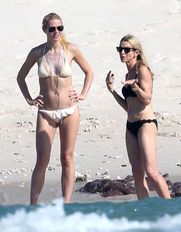Exclusif - Prix spécial - Gwyneth Paltrow en vacances sur la plage de Cabo San Lucas au Mexique le 17 janvier 2015. L'actrice est avec son amie Crystal Lourd qui va fêter son anniversaire.  