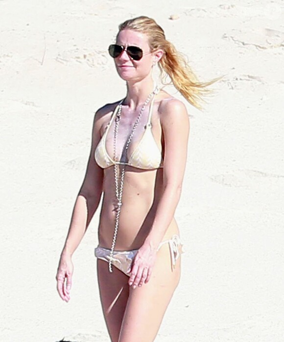 Exclusif - Gwyneth Paltrow en vacances sur la plage de Cabo San Lucas au Mexique le 17 janvier 2015. Gwyneth est avec son amie Crystal Lourd qui va fêter son anniversaire. 