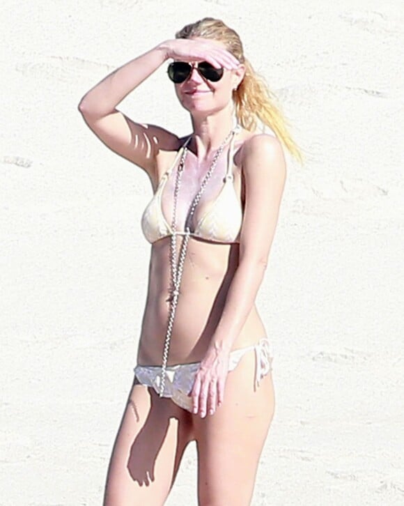 Exclusif - Gwyneth Paltrow en vacances sur la plage de Cabo San Lucas au Mexique le 17 janvier 2015.  