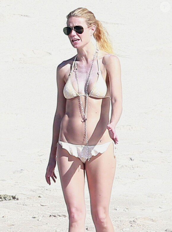 Exclusif - Gwyneth Paltrow en vacances sur la plage de Cabo San Lucas au Mexique le 17 janvier 2015. Gwyneth est avec son amie Crystal Lourd qui va fêter son anniversaire. 