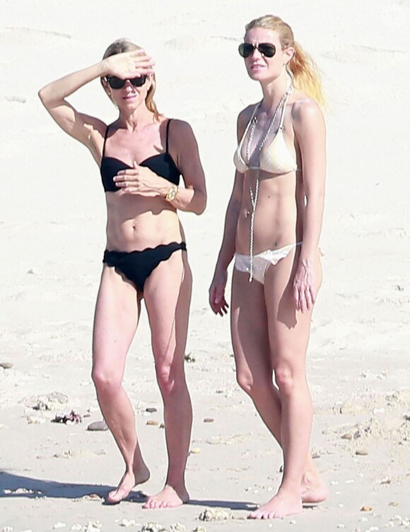 Exclusif - Gwyneth Paltrow en vacances sur la plage de Cabo San Lucas au Mexique le 17 janvier 2015. Gwyneth est avec son amie Crystal Lourd qui va fêter son anniversaire. 