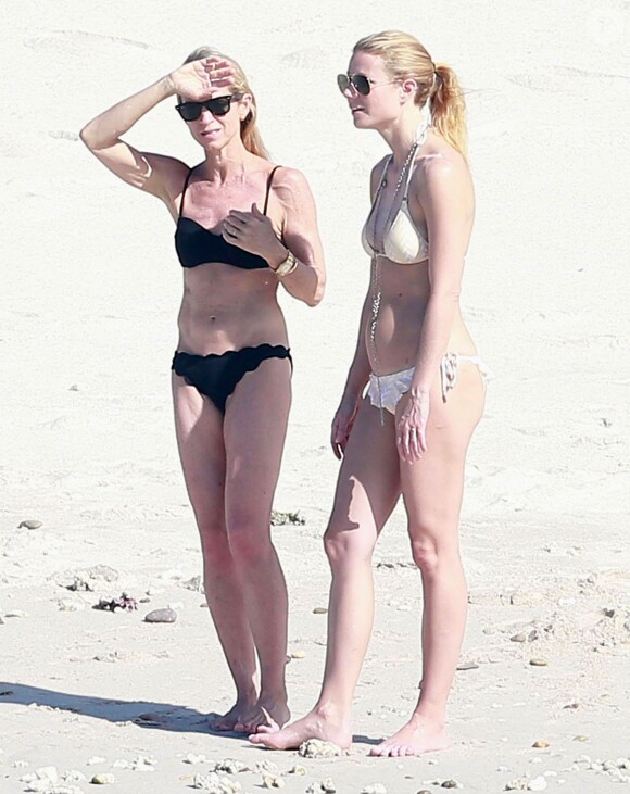 Exclusif - Gwyneth Paltrow en vacances sur la plage de Cabo San Lucas au Mexique le 17 janvier 2015. Gwyneth est avec son amie Crystal Lourd qui va fêter son anniversaire. 