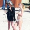 Exclusif - Prix spécial - L'actrice Gwyneth Paltrow en vacances sur la plage de Cabo San Lucas au Mexique le 17 janvier 2015. Gwyneth est avec son amie Crystal Lourd qui va fêter son anniversaire.  