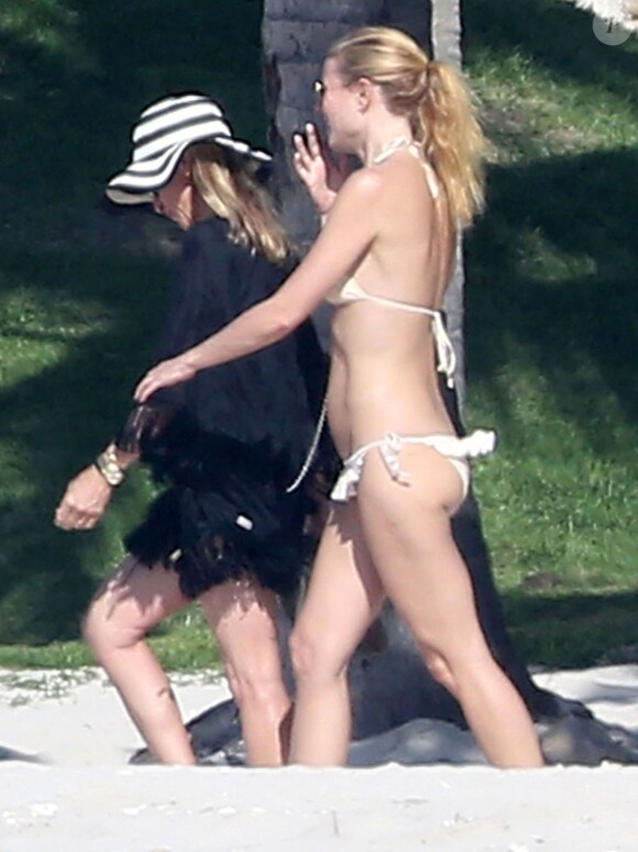 Exclusif - Gwyneth Paltrow en vacances sur la plage de Cabo San Lucas au Mexique le 17 janvier 2015. Gwyneth est avec son amie Crystal Lourd qui va fêter son anniversaire. 