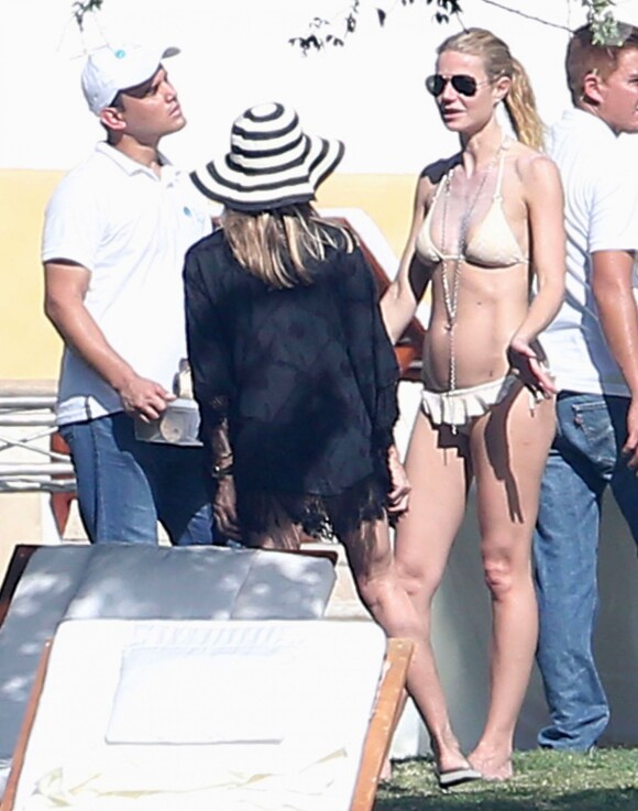 Exclusif - Gwyneth Paltrow en vacances sur la plage de Cabo San Lucas au Mexique le 17 janvier 2015. Gwyneth est avec son amie Crystal Lourd qui va fêter son anniversaire. 