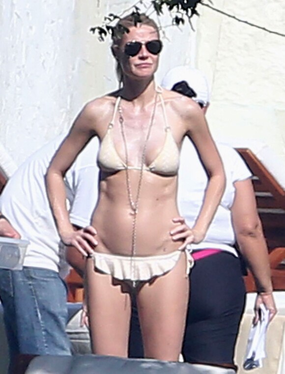 Exclusif - Gwyneth Paltrow en vacances sur la plage de Cabo San Lucas au Mexique le 17 janvier 2015. Gwyneth est avec son amie Crystal Lourd qui va fêter son anniversaire. 