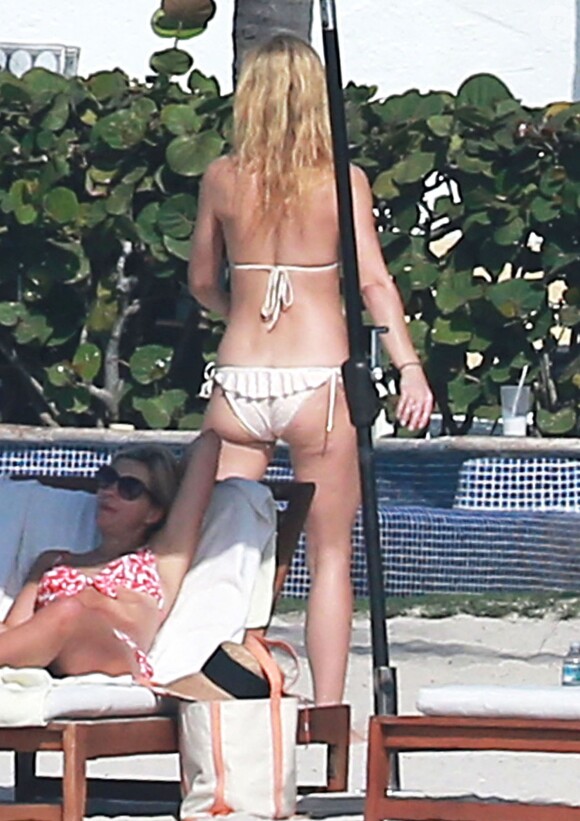 Exclusif - Gwyneth Paltrow en vacances sur la plage de Cabo San Lucas au Mexique le 17 janvier 2015. Gwyneth est avec son amie Crystal Lourd qui va fêter son anniversaire.  Cabo San Lucas