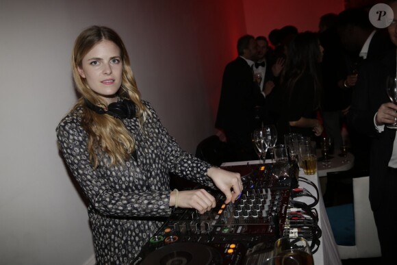 La DJ Inès Mélia, aux platines pour célébrer le dixième anniversaire de la marque Alexis Mabille à L'Arc. Paris, le 26 janvier 2015.