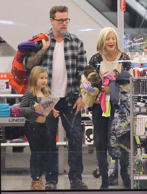 Exclusif - Tori Spelling et son mari Dean McDermott emmènent leur fille Stella faire du shopping à Sherman Oaks, le 29 décembre 2014.