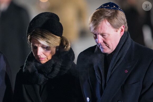 Le roi Willem-Alexander et la reine Maxima des Pays-Bas étaient très émus au moment de déposer une bougie à Auschwitz-Birkenau le 27 janvier 2015 lors de la cérémonie pour les 70 ans de la libération du camp de concentration et d'extermination