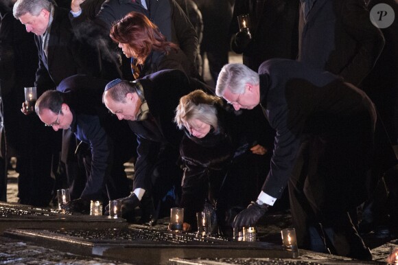 François Hollande et le roi Philippe de Belgique déposant des bougies à Auschwitz-Birkenau le 27 janvier 2015 lors de la cérémonie pour les 70 ans de la libération du camp de concentration et d'extermination