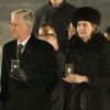 Le roi Philippe et la reine Mathilde de Belgique déposant des bougies à Auschwitz-Birkenau le 27 janvier 2015 lors de la cérémonie pour les 70 ans de la libération du camp de concentration et d'extermination