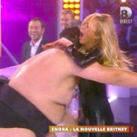 Enora Malagré joue les Britney Spears sexy et se blesse à cause d'un sumo