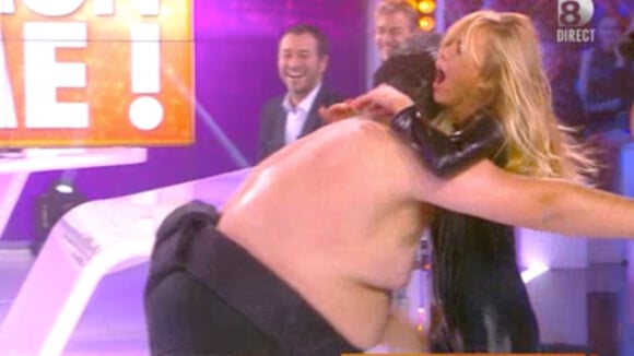 Enora Malagré joue les Britney Spears sexy et se blesse à cause d'un sumo