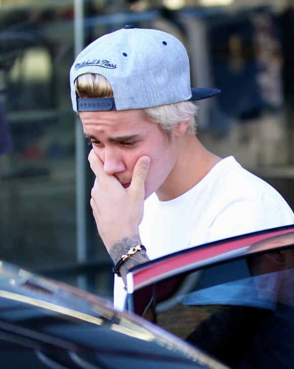 Exclusif - Prix spécial - Justin Bieber fait du shopping à Hollywood le 17 janvier 2015.  