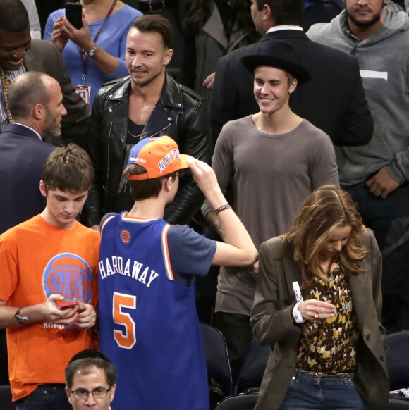 Justin Bieber discute avec le pasteur Jesse Jackson lors du match des New York Knicks à New York, le 29 octobre 2014  