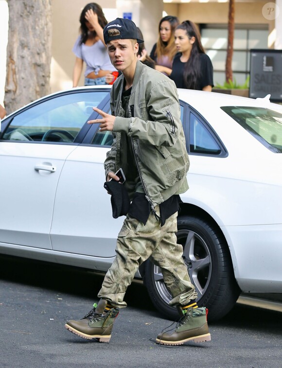 Exclusif - Justin Bieber entouré de fans à Beverly Hills Los Angeles, le 17 Octobre 2014  