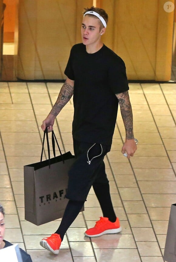 Semi-Exclusif - Justin Bieber fait du shopping avec toute son équipe au centre commercial de West Hollywood, le 14 octobre 2014  d