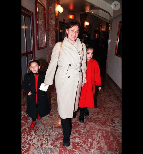 Daniela Lumbroso et ses filles Lola et Flora à Paris - Archives