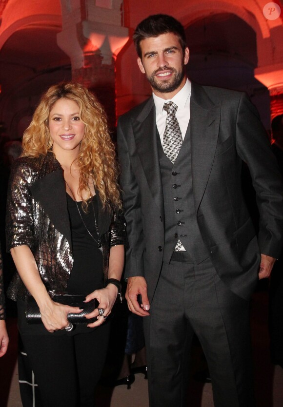 La chanteuse Shakira, enceinte, et Gerard Piqué lors des 100 ans de la marque Puig à Barcelone le 22 octobre 2014.