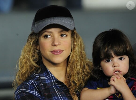 La chanteuse Shakira, enceinte, et son fils Milan sont venus encourager Gerard Piqué et le FC Barcelone au Camp Nou le 18 octobre 2014.