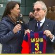 Amador Bernabeu, l'arrière grand-père de Sasha, le deuxième enfant de Shakira et Gerard Piqué, devant le Camp Nou à Barcelone. Il vient de lui obtenir sa carte de "soci" (supporter-adhérent) du club le 30 janvier 2015.