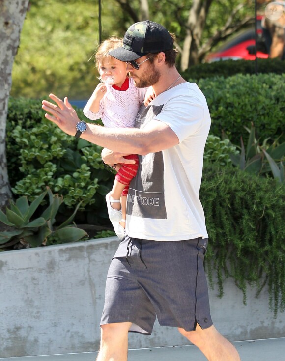 Chris Hemsworth et sa fille India se rendent dans un cabinet médical à Malibu, le 10 avril 2014.