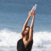Elizabeth Chevalier en plein shooting pour 138 Water sur une plage de Malibu, le 29 janvier 2015.