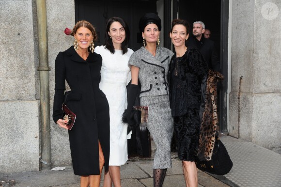 Anna Dello Russo, Giovanna Battaglia (en gris) et Marpessa Hennink arrivent au théâtre La Scala pour assister au défilé Dolce & Gabbana Alta Moda printemps-été 2015. Milan, le 30 janvier 2015.