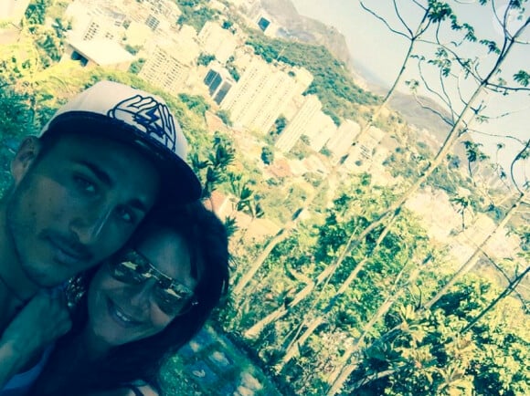 Vivian et Nathalie semblent très amoureux à Rio où se déroule le tournage des Anges 7. Janvier 2015.