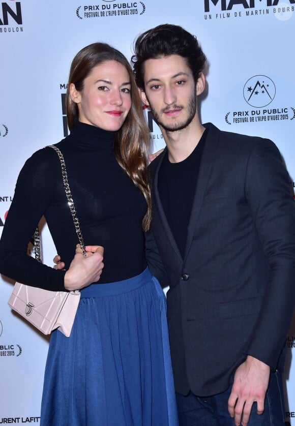 Pierre Niney et sa compagne Natasha Andrews à Paris le 26 janvier 2015.