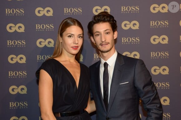Pierre Niney et sa compagne Natasha Andrews lors de la soirée "L'homme de l'année GQ 2014" au Musée d'Orsay, à Paris le 19 novembre 2014. 