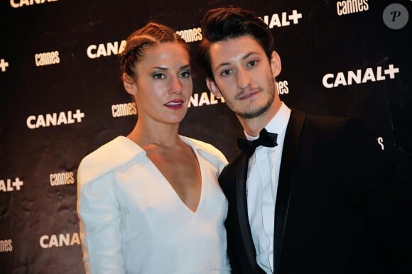 Pierre Niney et sa compagne Natasha Andrews à l'occasion du 67e festival du film de Cannes, le 16 mai 2014. 