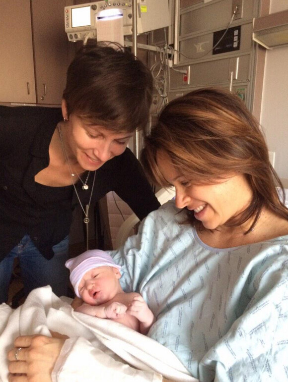 Jenna Wolfe et Stephanie Gosk avec leur nouveau-né, la petite Quinn Liliy, née le 4 février 2015 à New York.
