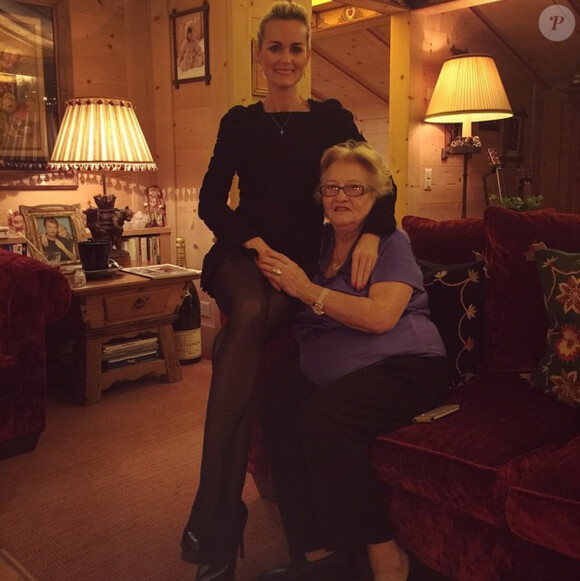 Laeticia Hallyday pose avec sa grand-mère Elyette à Gstaad, décembre 2014.