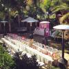 Laeticia nous fait découvrir sur Instagram les préparatifs de la grande fête qu'elle a organisée pour célébrer la Saint-Valentin entre amis dans sa villa de Pacific Palisades, le 8 février 2014. Une grande table a été dressée dans le jardin.