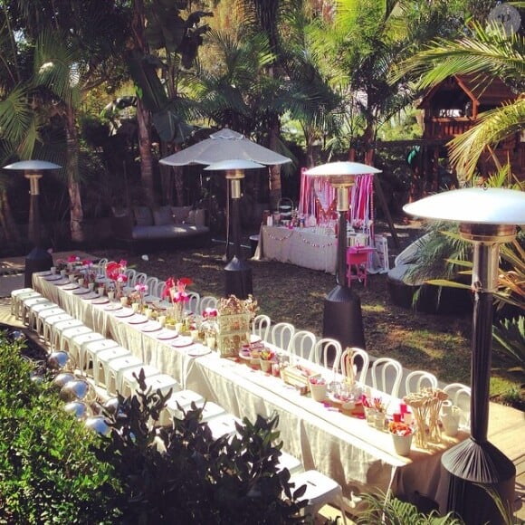 Laeticia nous fait découvrir sur Instagram les préparatifs de la grande fête qu'elle a organisée pour célébrer la Saint-Valentin entre amis dans sa villa de Pacific Palisades, le 8 février 2014. Une grande table a été dressée dans le jardin.