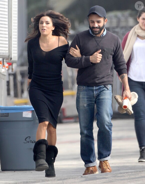 Eva Longoria se promène au bras d'un ami pendant le tournage à Malibu, le 5 février 2015.  