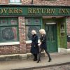 L'actrice Beverley Callard devant le Rovers Return Inn aux studios de Granada avec Camilla, la duchesse de Cornouailles en visite pour le 50ème anniversaire de la série. Le 4 février 2010à Manchester.