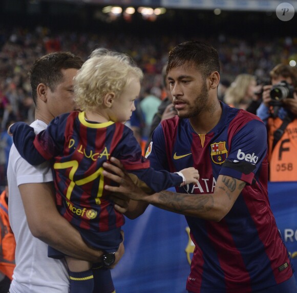 Neymar avec son fils David Lucca au Camp Nou à Barcelone, le 1er novembre 2014.