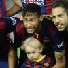 Neymar avec son fils Davi Lucca avant le match opposant le FC Barcelone au Celta Vigo à Barcelone en Espagne le 1er novembre 2014.