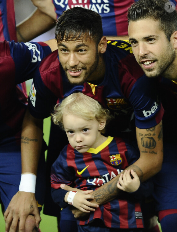 Neymar avec son fils Davi Lucca avant le match opposant le FC Barcelone au Celta Vigo à Barcelone en Espagne le 1er novembre 2014.