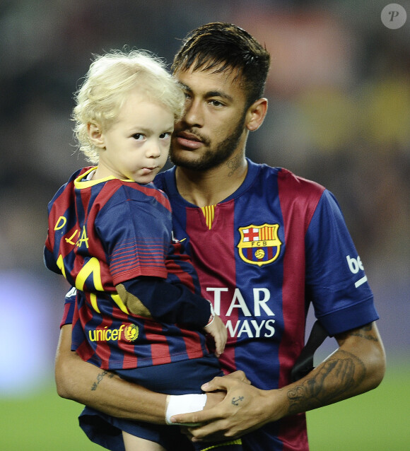 Neymar avec son fils Davi Lucca au Camp Nou à Barcelone, le 1er novembre 2014.