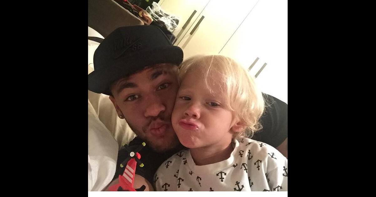 Neymar Fc Barcelone Et Son Fils Davi Lucca Complices Pour Un Foot à La Maison Purepeople