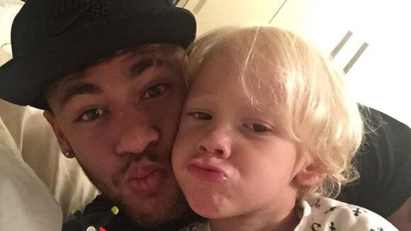 Neymar (FC Barcelone) et son fils Davi Lucca: Complices pour un foot à la maison