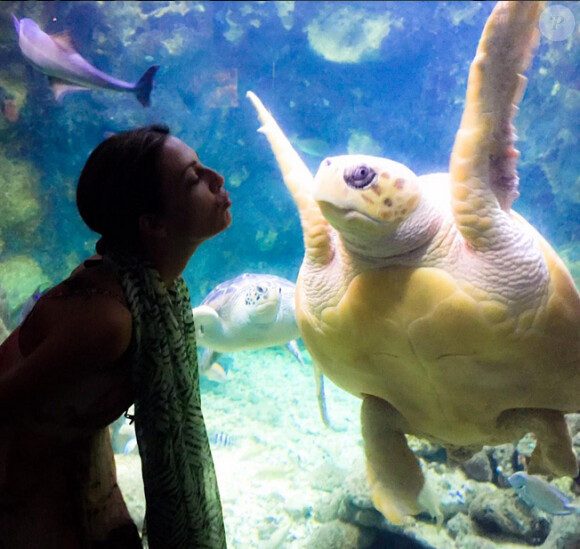 Eve Angeli et une tortue à la Guadeloupe, le 27 janvier 2015.