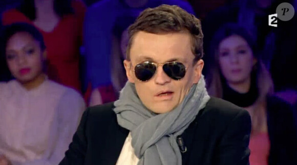 Sylvain Tesson, le visage paralysé, parle de son accident dans On n'est pas couché sur France 2. Le 7 février 2015.